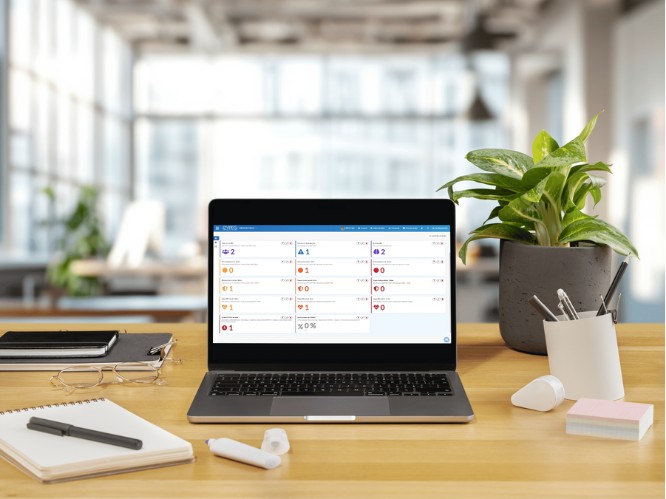 Tableau de bord QHSE Izypeo affiché sur un ordinateur portable, sur un bureau